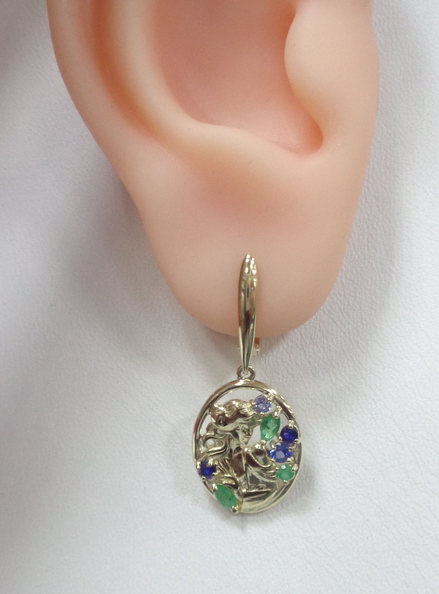 Серьги из желтого золота с изумрудами и сапфирами